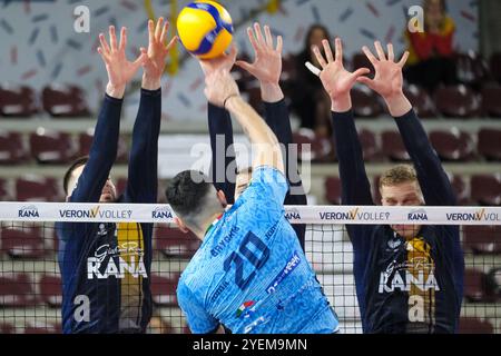 Bloc de Konstantin Abaev de Rana Vérone et Lorenzo Cortesia de Rana Vérone lors du match entre Rana Vérone et Cisterna volley, saison régulière Banque D'Images