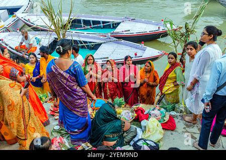Dévots pendant le festival de Chhath à varanasi inde Banque D'Images