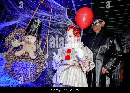 Thale, Allemagne. 31 octobre 2024. Les visiteurs regardent une scène effrayante dans le parcours effrayant du Kurpark Thale. Le festival d'Hexoween se tient ici pendant quatre jours. Une nouvelle fonctionnalité est un cours effrayant qui enseigne aux visiteurs comment avoir peur. Les autres points forts du week-end incluent un défilé de sorcellerie et un programme de scène coloré. Crédit : Matthias Bein/dpa/ZB/dpa/Alamy Live News Banque D'Images