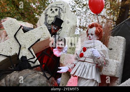 Thale, Allemagne. 31 octobre 2024. Un garçon (R) dans un costume de clown avec le nom Pennywise se tient dans le Kurpark Thale. Le festival d'Hexoween se tient ici pendant quatre jours. Une nouvelle fonctionnalité est un cours effrayant qui enseigne aux visiteurs comment avoir peur. Les autres points forts du week-end incluent un défilé de sorcellerie et un programme de scène coloré. Crédit : Matthias Bein/dpa/ZB/dpa/Alamy Live News Banque D'Images