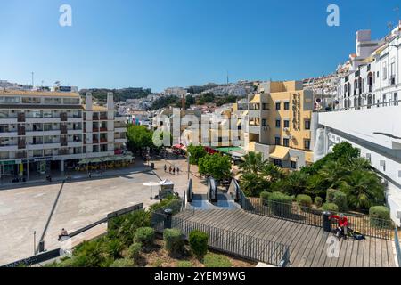 Portugal, région de l'Algarve, Albufeira, bars et restaurants sur la Praça dos Pescadores depuis le point de vue 'Miradouro do Pau da Bandeira' Banque D'Images