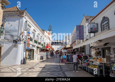 Portugal, région de l'Algarve, Centre ville d'Albufeira, Hôtels et magasins sur la Rua 5 de Outubro regardant vers le tunnel Banque D'Images