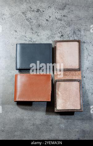 Porte-cartes en cuir noir sur fond gris. Produits en cuir faits à la main. Banque D'Images