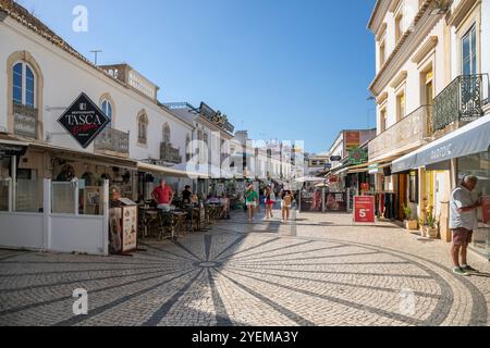 Portugal, région de l'Algarve, centre-ville d'Albufeira, restaurants et boutiques sur la Rua 5 de Outubro Banque D'Images