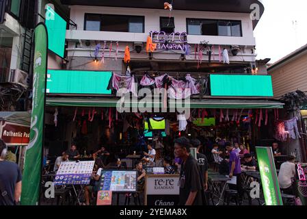Bangkok, Thaïlande. 31 octobre 2024. Voir les gens assistent, événement Khaosan Halloween 2024, à Khao San Road, une zone touristique et des maisons d'hôtes connues des routards internationaux le 31 octobre 2024 à Bangkok, Thaïlande. (Photo de Teera Noisakran/Sipa USA) crédit : Sipa USA/Alamy Live News Banque D'Images