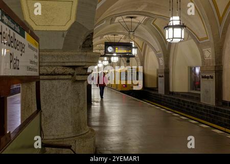 U-Bahnhof Heidelberger Platz 2024-10-27 Deutschland, Berlin Berliner U-Bahn Linie U3 : U-Bahnhof Heidelberger Platz in Berlin-Wilmersdorf, Umsteigebahnhof zur Ringbahn der Berliner S-Bahn, in repräsentativer bürgerlicher Architektur. *** Station U Heidelberger Platz 2024 10 27 Allemagne, Berlin Berlin métro ligne U3 Station U Heidelberger Platz à Berlin Wilmersdorf, station de transfert vers le périphérique S-Bahn de Berlin, dans une architecture bourgeoise représentative Banque D'Images