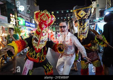 Bangkok, Thaïlande. 31 octobre 2024. Un touriste prend des photos avec Phi Ta Khon alors qu'il célèbre Halloween. A Bangkok Thaïlande à Khao San Road, une nuit remplie de costumes, de festivités et d’une touche de mystère. Crédit : SOPA images Limited/Alamy Live News Banque D'Images