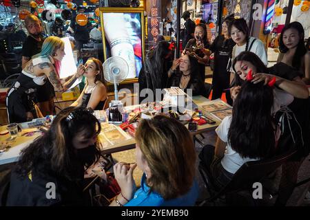 Bangkok, Thaïlande. 31 octobre 2024. Les touristes vus travailler, avec du maquillage alors qu'ils célèbrent Halloween. A Bangkok Thaïlande à Khao San Road, une nuit remplie de costumes, de festivités et d’une touche de mystère. Crédit : SOPA images Limited/Alamy Live News Banque D'Images