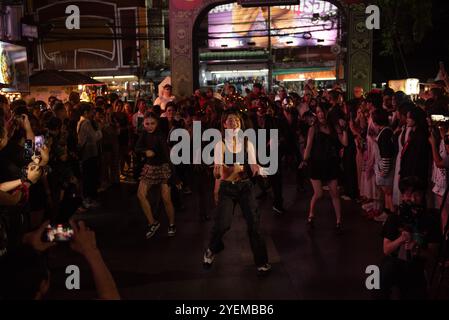 Bangkok, Thaïlande. 31 octobre 2024. Voir les gens assistent, événement Khaosan Halloween 2024, à Khao San Road, une zone touristique et des maisons d'hôtes connues des routards internationaux le 31 octobre 2024 à Bangkok, Thaïlande. (Photo de Teera Noisakran/Sipa USA) crédit : Sipa USA/Alamy Live News Banque D'Images