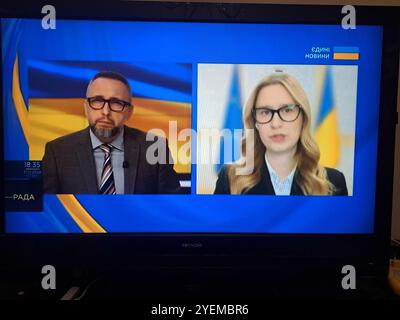 Kiew, Ukraine. 31 octobre 2024. La photo d'un écran de télévision montre Roxolana Pidlassa (R), députée du parti présidentiel serviteurs du peuple, interviewée par le présentateur Olexiy Fadyev dans une émission d'information sur la chaîne ukrainienne Inter. Depuis l'invasion russe en 2022, les principales chaînes de télévision ukrainiennes diffusent un programme d'information uniforme. Crédit : Andreas Stein/dpa/Alamy Live News Banque D'Images