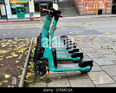 Ligne de SCOOTERS TIER E à Bristol, Angleterre, Royaume-Uni. 29 octobre 2024. Banque D'Images