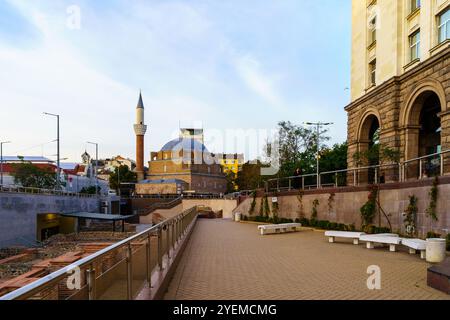 Sofia, Bulgarie - 09 octobre 2023 : vue au coucher du soleil de la mosquée Banya Bashi, avec des habitants et des visiteurs, à Sofia, Bulgarie Banque D'Images