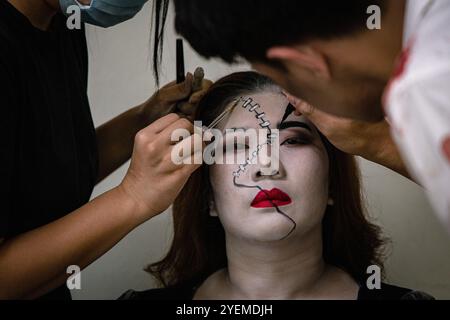 Bangkok, Bangkok, Thaïlande. 31 octobre 2024. Le 31 octobre 2024, Bangkok, Thaïlande, Un membre du personnel s'est fait maquiller d'horreur lors d'une collecte de dons de sang d'Halloween au Centre national du sang de la Société thaïlandaise de la Croix-Rouge à Bangkok. Le personnel du National Blood Center vêtu des costumes fantômes pour célébrer le festival d'Halloween et visait à encourager les donneurs à faire don de leur sang dans le cadre d'une campagne sanglante d'Halloween par la Société de la Croix-Rouge thaïlandaise. (Crédit image : © Wissarut Weerasopon/ZUMA Press Wire) USAGE ÉDITORIAL SEULEMENT! Non destiné à UN USAGE commercial ! Banque D'Images