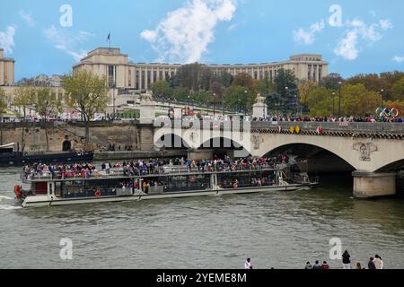 Bateau de croisière touristique passant sous le pont de Bir Hakeim sur la Seine, Paris, France. Banque D'Images