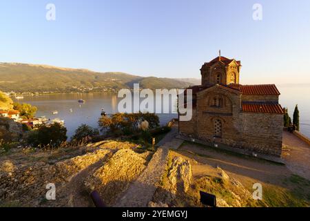 Coucher de soleil sur l'église Saint Jean le théologien, dans la vieille ville d'Ohrid, Macédoine du Nord Banque D'Images