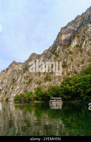 Vue sur le lac Matka, lac artificiel dans le canyon Matka, Macédoine du Nord Banque D'Images