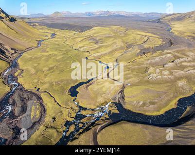 Route F232 Öldufellsleid, ford à la chute d'eau de la rivière bláfjallakvíslf, le long des pentes nord du mont couvert de mousse. Öldufell, Mt. Maelifell à l'arrière, bl Banque D'Images