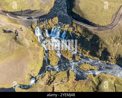 Route F232 Öldufellsleid, 4x4 VW bus, ford à la chute d'eau de la rivière bláfjallakvísl, versants nord de mousse couvert Mt. Öldufell, sable de lave noir, aérien Banque D'Images