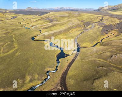 Route F232 Öldufellsleid, ford à la chute d'eau de la rivière bláfjallakvíslf, le long des pentes nord du mont couvert de mousse. Öldufell, Mt. Maelifell à l'arrière, bl Banque D'Images