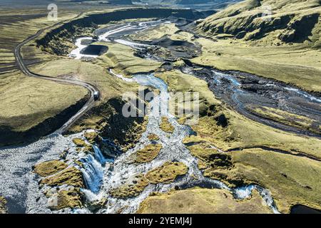 Route F232 Öldufellsleid, le long des pentes nord du glacier Myrdalsjökull, collines couvertes de mousse dans le sable de lave noir, Islande Banque D'Images