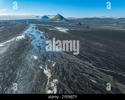 Vue aérienne, montagne Mælifell couverte de mousse, Maelifell, désert de sable noir Mælifellssandur, ruisseaux glaciaires, glacier Myrdalsjökull, hig islandais Banque D'Images