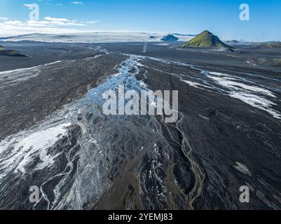 Vue aérienne, montagne Mælifell couverte de mousse, Maelifell, désert de sable noir Mælifellssandur, ruisseaux glaciaires, glacier Myrdalsjökull, hig islandais Banque D'Images