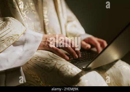 Gros plan moyen de mains masculines méconnaissables tapant sur le clavier noir Banque D'Images