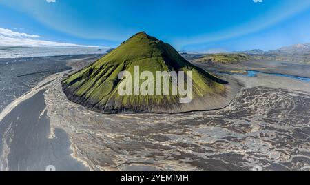 Vue aérienne, montagne Mælifell couverte de mousse, Maelifell, désert de sable noir Mælifellssandur, ruisseaux glaciaires, glacier Myrdalsjökull, hig islandais Banque D'Images