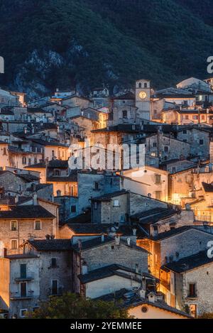 Le beau village de Scanno illuminé dans la soirée. Abruzzes, Italie centrale. Banque D'Images