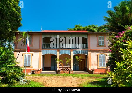 Poste de gendarmerie actif sur l'île Royale dans les îles du Salut, Guyane française, Un mélange d'histoire et de service moderne Banque D'Images