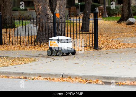 Une voiture Starship technologies GrubHub circulant sur le campus de l'Université de notre Dame livrant de la nourriture. Banque D'Images