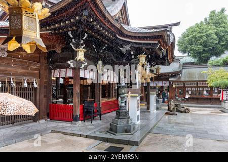 Le sanctuaire de Kushida lors d'une journée humide et orageuse à Fukuoka, au Japon, le 2 octobre 2024 Banque D'Images