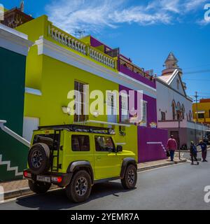 Des maisons colorées et une voiture de couleur assortie garées dans le quartier de Bo-Kaap au Cap, en Afrique du Sud Banque D'Images