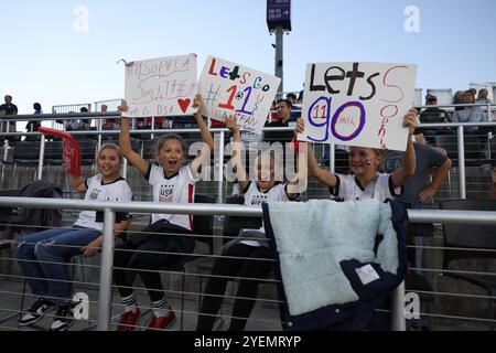 Louisville (États-Unis d'Amérique). 30 octobre 2024. Louisville, Kentucky, le 30 octobre 2024 : les fans tiendront des pancartes pour l'équipe des États-Unis avant le match dans un amical international entre les États-Unis et l'Argentine le 30 octobre 2024 au Lynn Family Stadium à Louisville, Kentucky, États-Unis. Résultat final : États-Unis-Argentine 3-0. (EM Dash Photography/SPP) crédit : SPP Sport Press photo. /Alamy Live News Banque D'Images