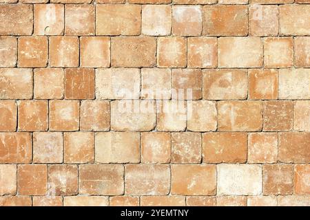 Texture murale de briques altérées avec des pierres rustiques, avec motif naturel, tons terreux pour la conception architecturale dans la construction, highli de charme rustique. Banque D'Images