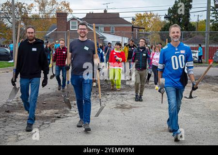 Detroit, Michigan - L'organisation à but non lucratif Greening de Detroit plante des arbres dans le quartier de Morningside. Le travail a été fait par des bénévoles, whho a marché jusqu'à th Banque D'Images