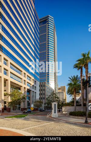 Jacksonville Laura Street scène du centre-ville avec tours de gratte-ciel. Banque D'Images