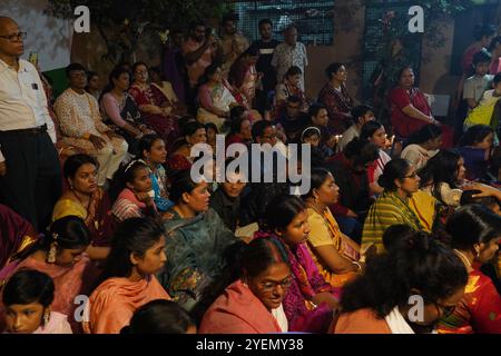 Dhaka, Dhaka, Bangladesh. 31 octobre 2024. Kali Puja, le deuxième grand festival religieux de la communauté hindoue, est célébré individuellement et communalement. Selon la tradition, les rituels se poursuivent de tard dans la nuit jusqu’au lendemain matin. Le 31 octobre 2024, pour célébrer Kali Puja, des foules de dévots et de visiteurs ont pu être vus dans plusieurs temples à travers Dacca jusqu'à tard dans la nuit. (Crédit image : © Rubel Karmaker/ZUMA Press Wire) USAGE ÉDITORIAL SEULEMENT! Non destiné à UN USAGE commercial ! Banque D'Images