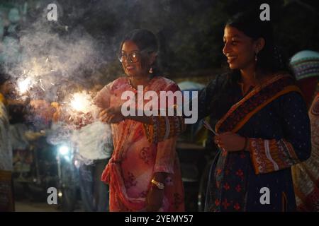 Dhaka, Dhaka, Bangladesh. 31 octobre 2024. Kali Puja, le deuxième grand festival religieux de la communauté hindoue, est célébré individuellement et communalement. Selon la tradition, les rituels se poursuivent de tard dans la nuit jusqu’au lendemain matin. Le 31 octobre 2024, pour célébrer Kali Puja, des foules de dévots et de visiteurs ont pu être vus dans plusieurs temples à travers Dacca jusqu'à tard dans la nuit. (Crédit image : © Rubel Karmaker/ZUMA Press Wire) USAGE ÉDITORIAL SEULEMENT! Non destiné à UN USAGE commercial ! Banque D'Images