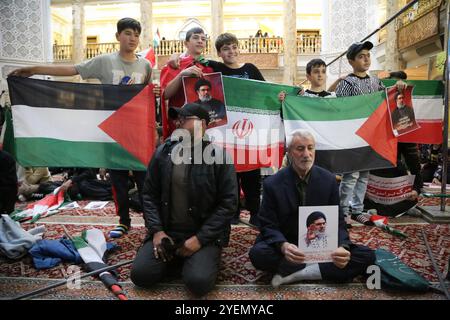 Téhéran, Iran. 31 octobre 2024. Des garçons iraniens tiennent des drapeaux iraniens et palestiniens et ont tué des affiches du religieux libanais Hashem Safieddine lors d'une cérémonie sur la place Palestine à Téhéran, commémorant feu Hashem Safieddine, un religieux de premier plan qui devait succéder au dirigeant assassiné du Hezbollah Hassan Nasrallah, tué par une frappe aérienne israélienne à Beyrouth. Le porte-parole de Tsahal Daniel Hagari a confirmé le 26 octobre 2024 que des frappes précises sur des cibles militaires en Iran avaient été menées. Cependant, selon les forces de défense aérienne iraniennes, l'attaque a été interceptée avec succès par integra Banque D'Images