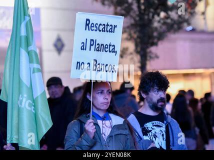 Madrid, Madrid, ESPAGNE. 31 octobre 2024. Face à la catastrophe provoquée par la récente DANA, avec plus d’une centaine de morts, plusieurs organisations ont manifesté sur la Plaza de Callao à Madrid en solidarité avec toutes les victimes et les personnes touchées par la DANA. (Crédit image : © Richard Zubelzu/ZUMA Press Wire) USAGE ÉDITORIAL SEULEMENT! Non destiné à UN USAGE commercial ! Banque D'Images