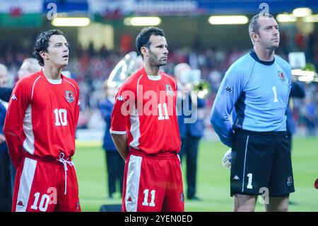 Simon Davies, Ryan Giggs et le gardien de but Paul Jones du pays de Galles pendant les hymnes nationaux. Match de qualification PAYS DE GALLES contre FINLANDE dans le Groupe 9 pour les 2004 euros au Millennium Stadium de Cardiff, pays de Galles, Royaume-Uni, le 10 septembre 2003. Photographie : ROB WATKINS. INFO : la campagne de qualification du pays de Galles pour le Championnat d'Europe de l'UEFA 2004 a été mémorable mais finalement déchirante. Mené par le manager Mark Hughes et avec des stars comme Ryan Giggs, ils atteignent la phase des séries éliminatoires mais manquent de peu la qualification, perdant face à la Russie malgré de bonnes performances. Banque D'Images