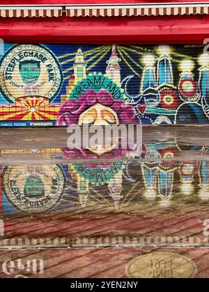 Steeplechase Park a peint une murale publique sur des portes d'affaires fermées à Coney Island Brooklyn NYC Banque D'Images