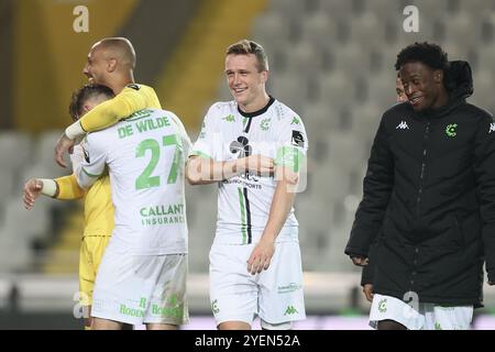 Bruges, Belgique. 31 octobre 2024. Les joueurs du cercle célèbrent après avoir remporté un match de football entre le club JPL Club Brugge et le club de troisième division Olympic Charleroi, jeudi 31 octobre 2024 à Bruges, dans le round 1 de 16 de la coupe belge de football 'Croky Cup'. BELGA PHOTO BRUNO FAHY crédit : Belga News Agency/Alamy Live News Banque D'Images