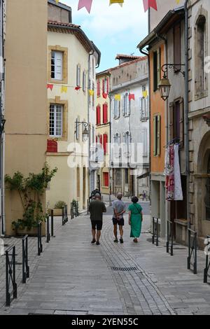 Rue commerçante principale, rue des marchants, dans la vieille ville ou quartier historique de Foix Ariège France Banque D'Images