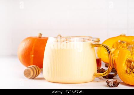 Lait de citrouille sucré sans caféine, dessert boisson saine, alternative au latte de citrouille sans café Banque D'Images