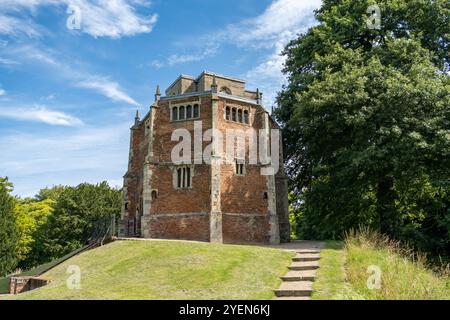 Kings Lynn, Norfolk, Royaume-Uni – 20 juillet 2024. L'ancienne et historique chapelle du Mont Rouge dans les promenades, un parc urbain dans le centre-ville Banque D'Images