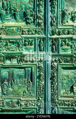 Porte en bronze détaillée de la cathédrale de Pise, créée par des artistes florentins au 17ème siècle après que les portes en bois d'origine ont été perdues par le feu. Banque D'Images