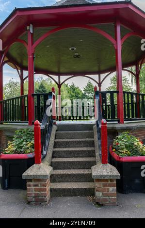Belvédère en bois orné ou pagode dans un parc public Banque D'Images