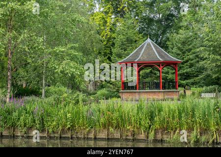 Belvédère en bois orné ou pagode dans un parc public Banque D'Images